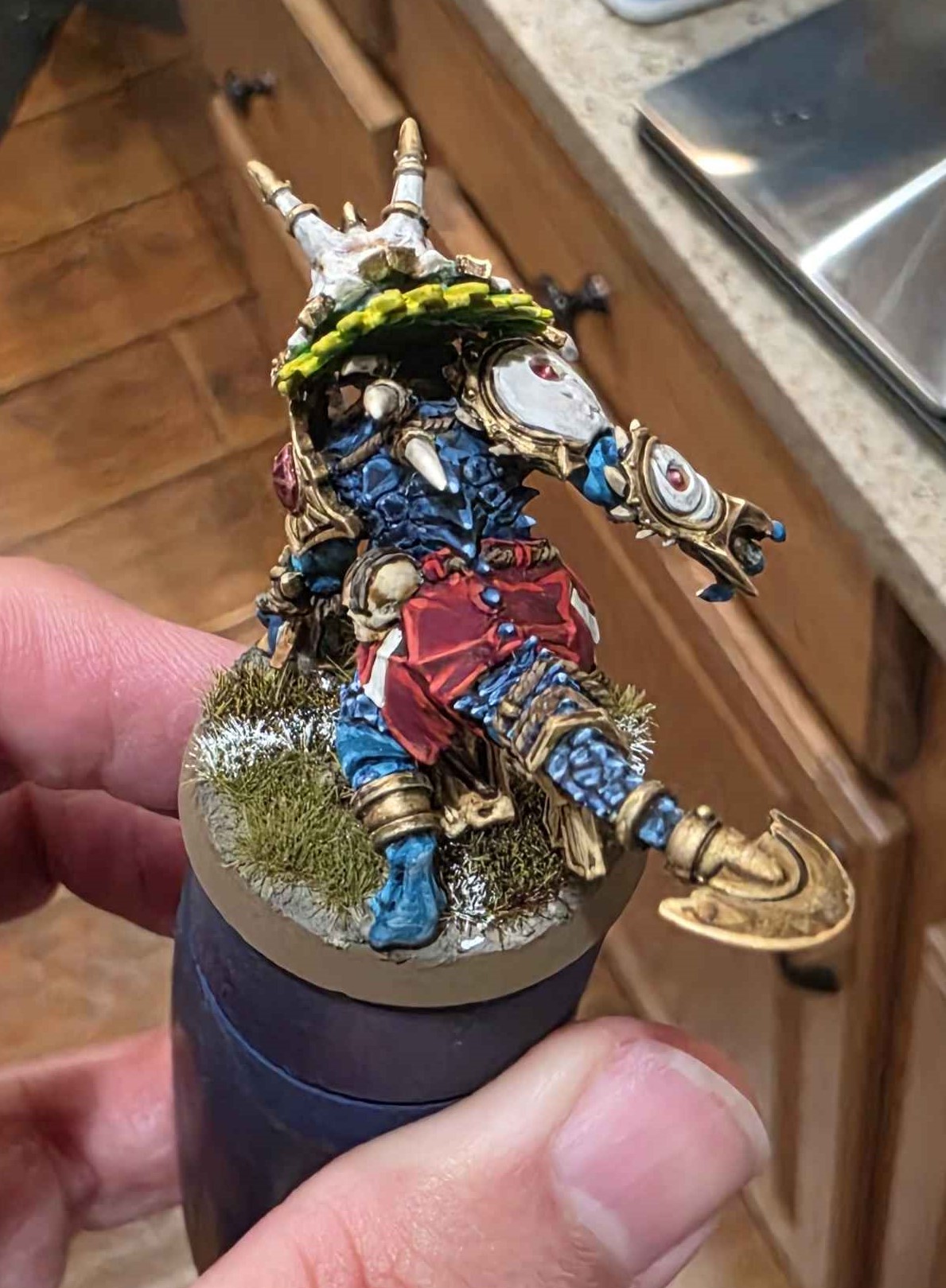 Picture of lizardman from the back.